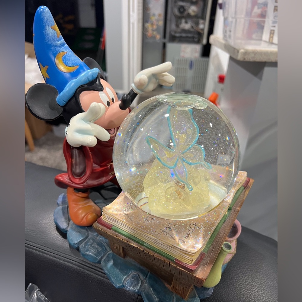 Disney Snow globe in perfect condition